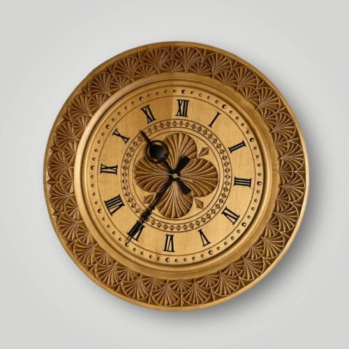 Kleeblatt Uhr geschnitzt von Leopold Zederbauer