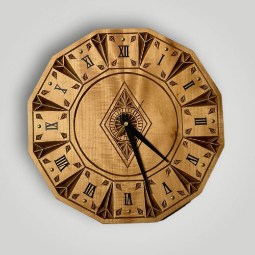 Zwölfeckige Uhr geschnitzt von Leopold Zederbauer