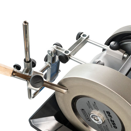 Multihalter MB-102 von Tormek in Betrieb auf Tormek T-8 mit Diamantschleifstein