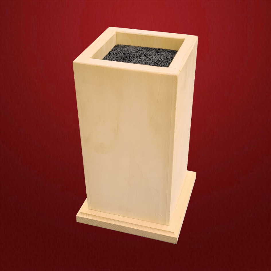 Messerblock aus hellem Lindenholz mit flexibler Stäbcheneinlage. Die glatten Außenseiten können individuell geschnitzt, bemalt oder gestaltet werden.