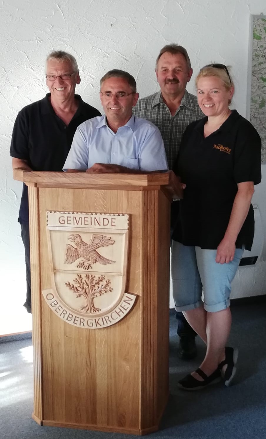 Übergabe des neuen geschnitzten Rednerpults an den Bürgermeister von Oberbergkirchen