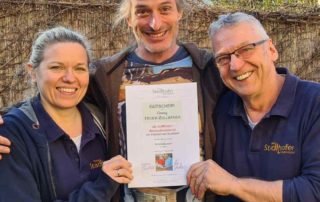 9.000 Kursteilnehmer Georg Heuer-Zellweger mit Franz & Andrea Stadlhofer der Schnitzstube Stadlhofer