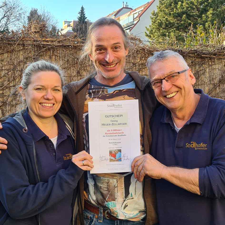 9.000 Kursteilnehmer Georg Heuer-Zellweger mit Franz & Andrea Stadlhofer der Schnitzstube Stadlhofer